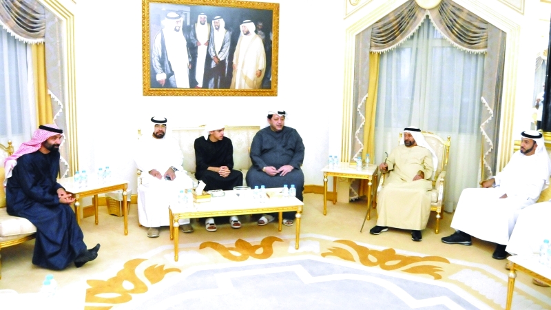 "سعيد بن طحنون خلال العزاء"