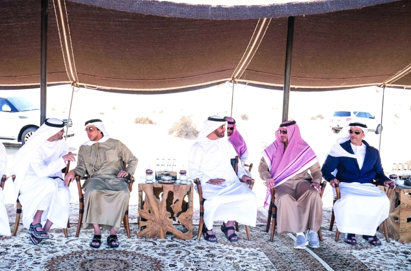 "محمد بن زايد مستقبلاً عبد العزيز بن سعود بحضور سيف ومنصور بن زايد وخالد بن محمد بن زايد | تصوير: حمد الكعبي"