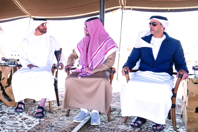 "محمد بن زايد في حديث مع عبد العزيز بن سعود بحضور سيف بن زايد"