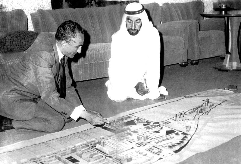 "■ المغفور له الشيخ زايد يستمع لشرح من عبدالرحمن مخلوف بشأن خطط تحديث أبوظبي | أرشيفية"