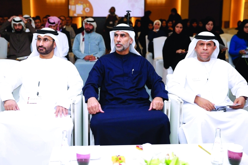 "الشيخ محمد بن كايد القاسمي رئيس الدائرة الاقتصادية ود.عبدالرحمن الشايب| تصوير: إبراهيم صادق"