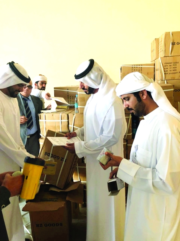 "■ المفتشون خلال ضبطهم القطع المقلدة | من المصدر"