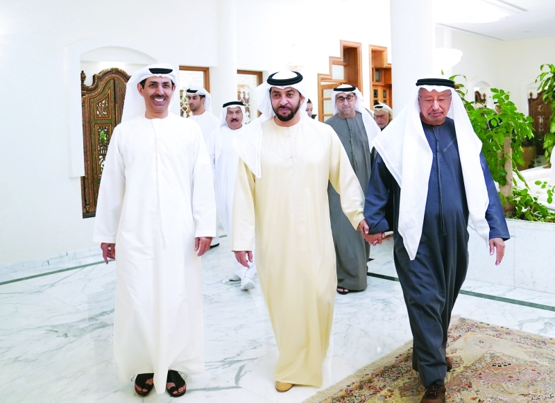 "حمدان بن زايد خلال زيارته راشد النعيمي | وام"
