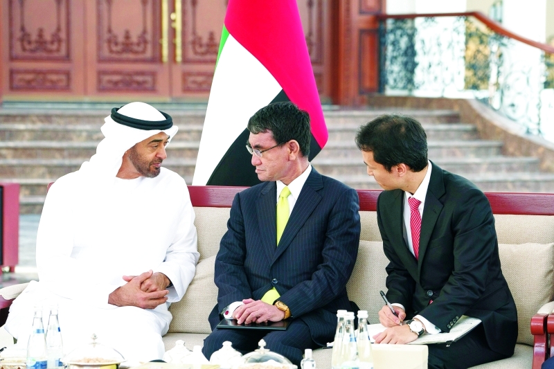 "محمد بن زايد في حديث مع تارو كونو"