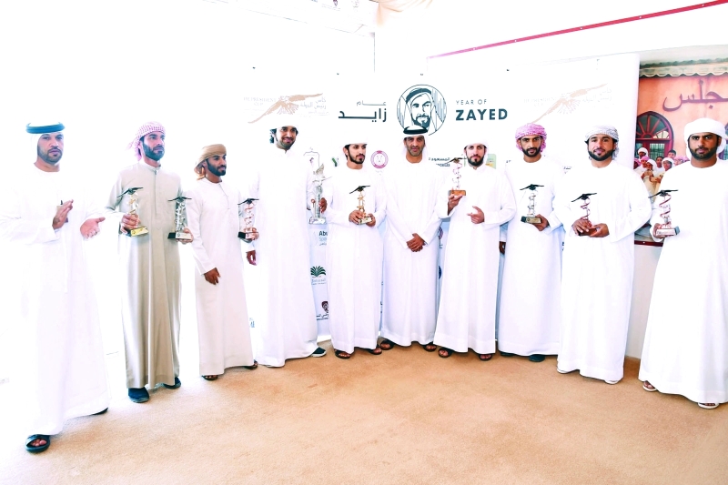 "خلال تتويج الصقارين الفائزين | البيان"