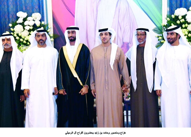 "منصور وحامد بن زايد ونهيان بن مبارك خلال الحفل بحضور حمد الرميثي"