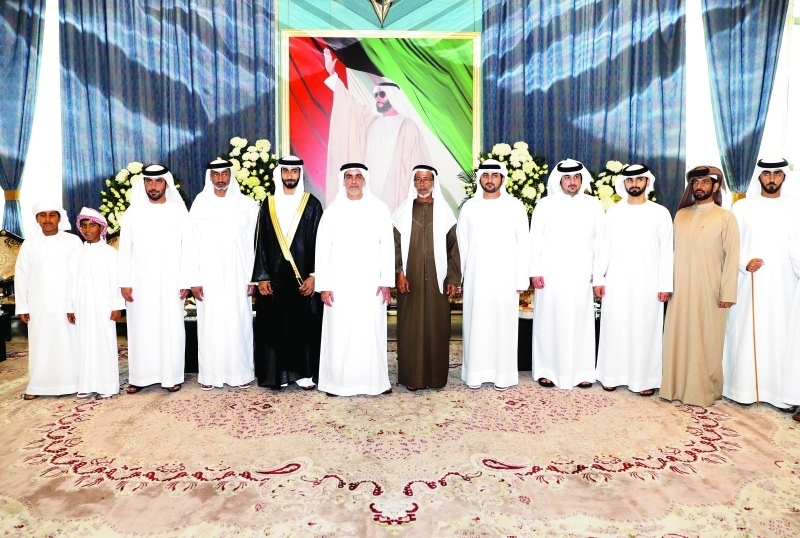 "مكتوم بن محمد وسيف بن زايد وأحمد ومنصور بن محمد وحمد الرميثي والعريس في صورة جماعية | تصوير: خليفة اليوسف"