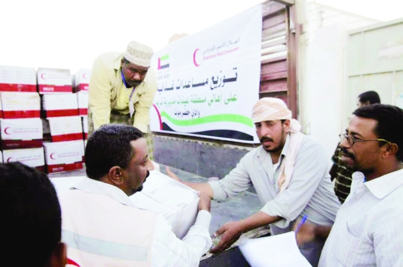 "Ⅶ مساعدات إماراتية للأسر المحتاجة بمنطقة عينات في مديرية تريم | وام"
