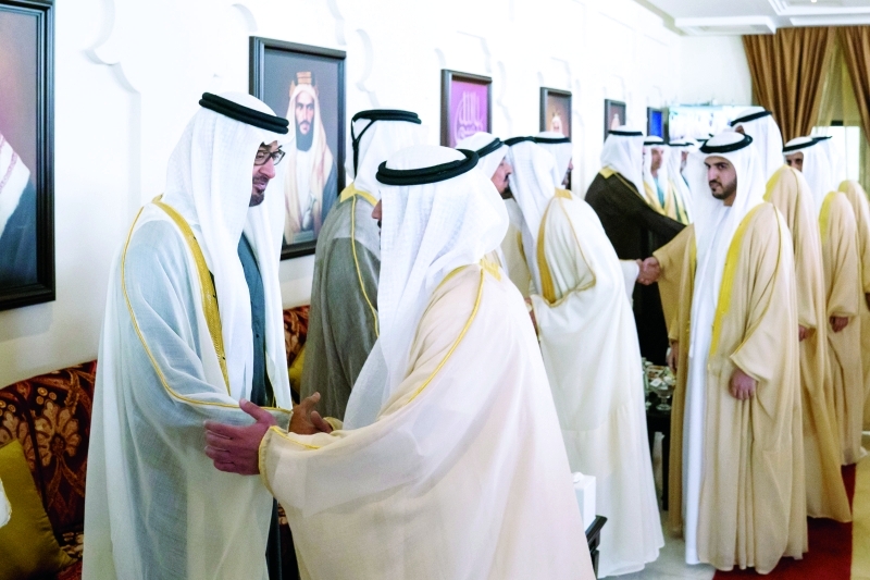 "محمد بن زايد مصافحاً العرسان"