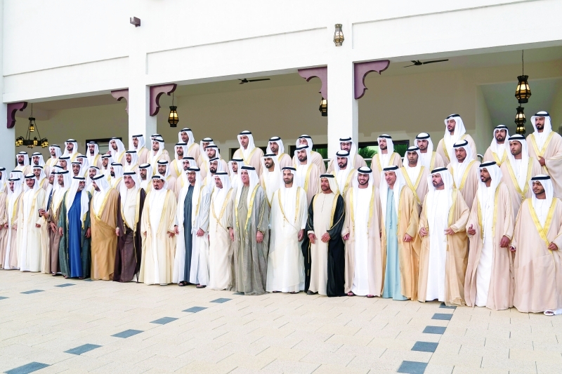 "محمد بن زايد وحميد النعيمي وحمد الشرقي وسعود المعلا وسعود بن صقر ومحمد بن حمد الشرقي ومحمد بن سعود وسرور بن محمد وهزاع بن زايد ونهيان وحمدان بن مبارك يتوسطون العرسان خلال أفراح آل نهيان | تصوير: خليفة عيسى ومحمد الحمادي وحمد الكعبي"