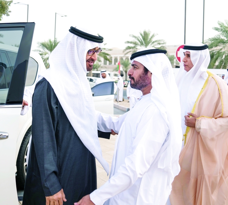 "سموه مهنئاً حمدان بن مبارك بزفاف نجله مبارك بحضور جبر السويدي"