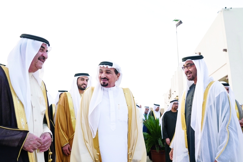 "محمد بن زايد وحميد النعيمي وسعود المعلا خلال الحفل بحضور راشد بن حميد"