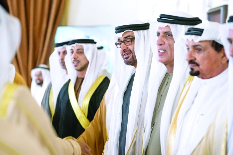 "محمد بن زايد وحميد النعيمي وسعود بن صقر ومنصور بن زايد يصافحون العرسان"