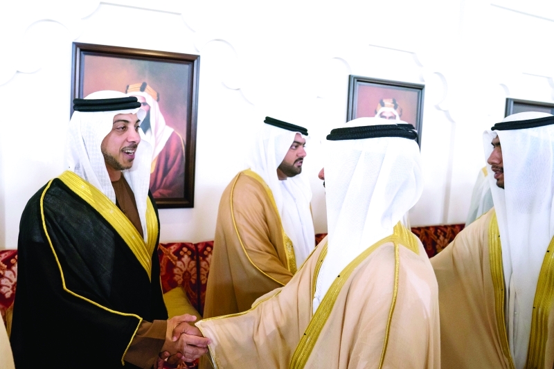 "محمد الشرقي ومنصور بن زايد يصافحان العرسان"