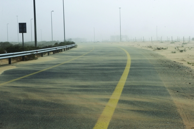 "■ رمال حملتها الرياح على شارع في عجمان | تصوير: غلام كاركر"