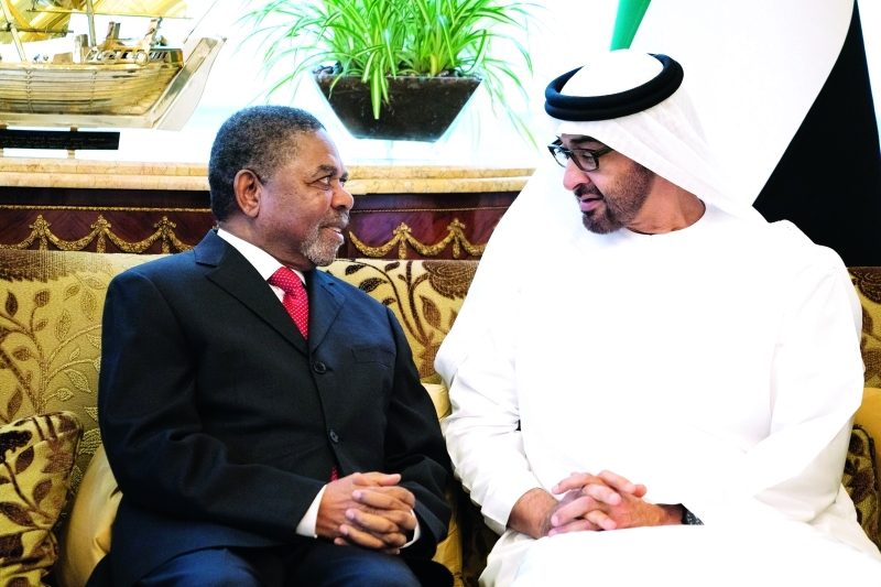 "Ⅶ محمد بن زايد خلال استقباله علي محمد شين"