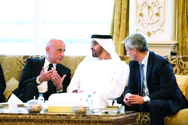 "Ⅶ محمد بن زايد خلال لقائه ماركو مينيتي"