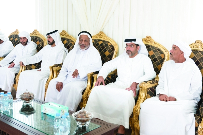 حامد بن زايد وخليفة بن طحنون يقدمان واجب العزاء لأسرة الصريدي