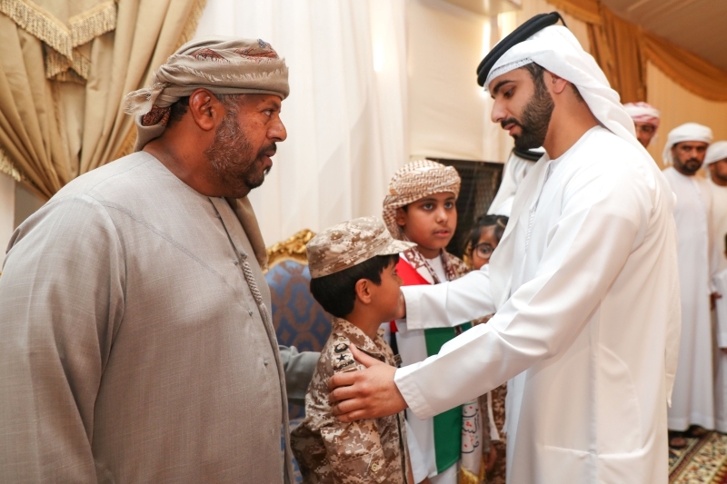 "منصور بن محمد خلال تقديم واجب العزاء ــ تصوير: خليفة عيسى"