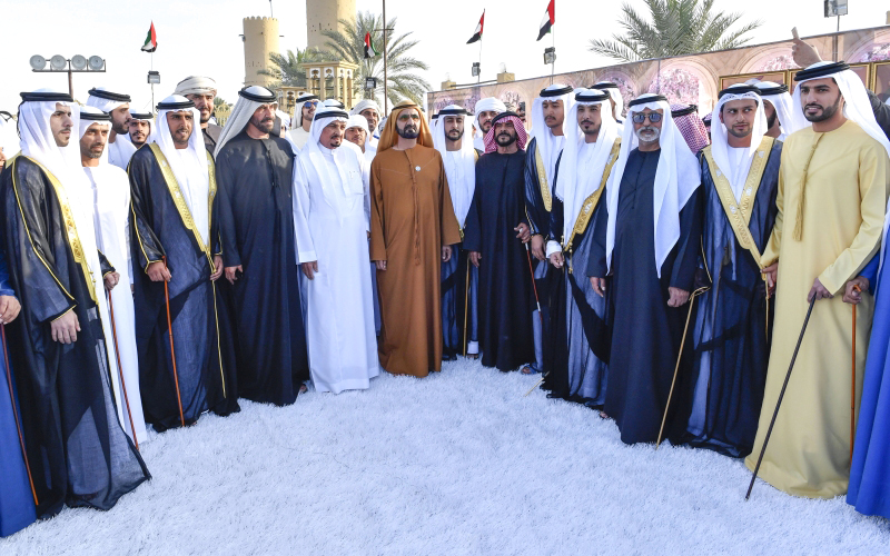 "محمد بن راشد وحميد النعيمي يتوسطان العرسان بحضور نهيان بن مبارك وراشد بن حميد | تصوير سيف محمد"