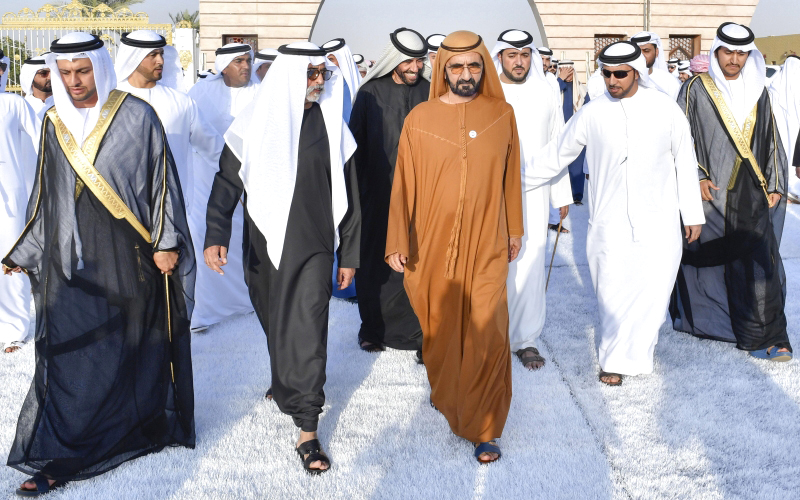 "محمد بن راشد أثناء الحفل بحضور نهيان بن مبارك وسلطان السبوسي"