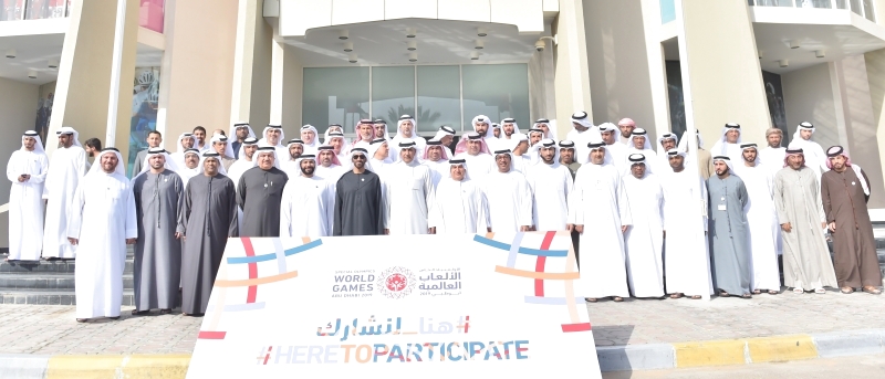 "نهيان بن زايد يتوسط المجتمعون خلال توقيع الشراكة | البيان"
