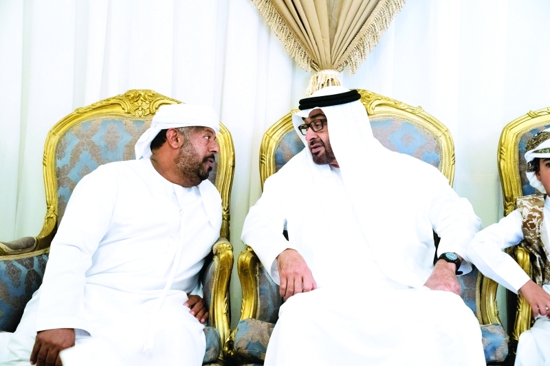 "محمد بن زايد في حديث مع والد الشهيد"