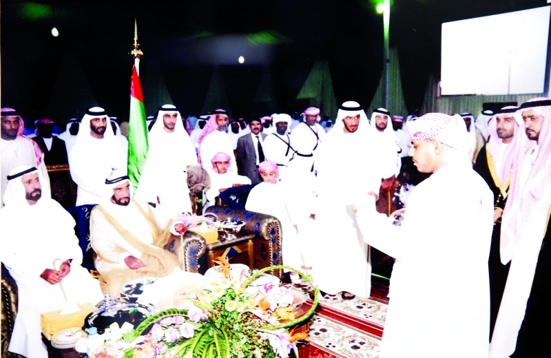 "الشيخ زايد يستمع لأحد الشعراء وفي جواره حمد بن سوقات  |  من المصدر"
