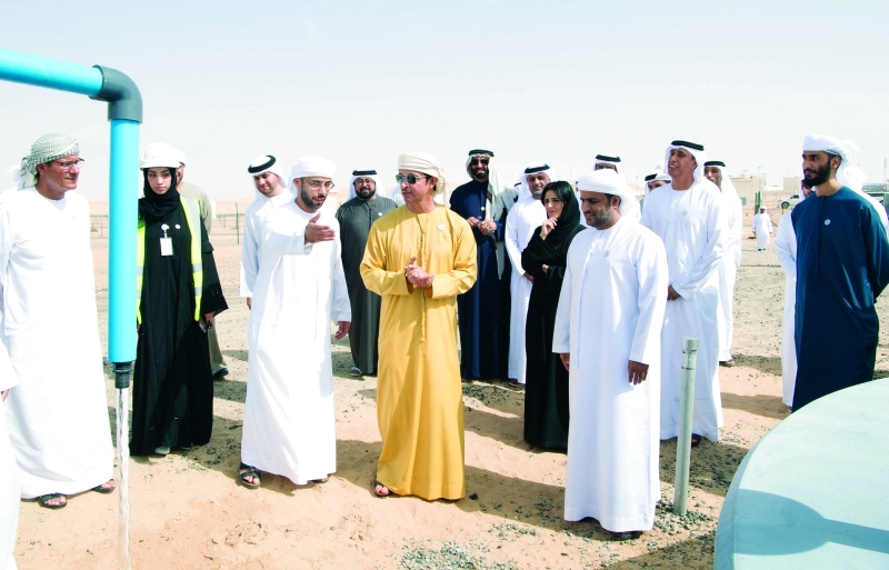 "سموه يستمع لشرح عن الخزان بحضور البواردي والمزروعي والزعابي والسويدي والصيعري ورزان المبارك"