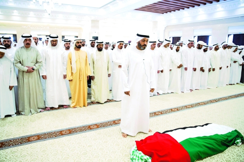 "محمد بن راشد ومحمد بن زايد وحميد النعيمي وسعود المعلا وطحنون بن محمد وسيف بن زايد والشيوخ وجموع المواطنين خلال أداء صلاة الجنازة على جثمان الفقيدة حصة بنت محمد  |   تصوير: محمد البلوشي"