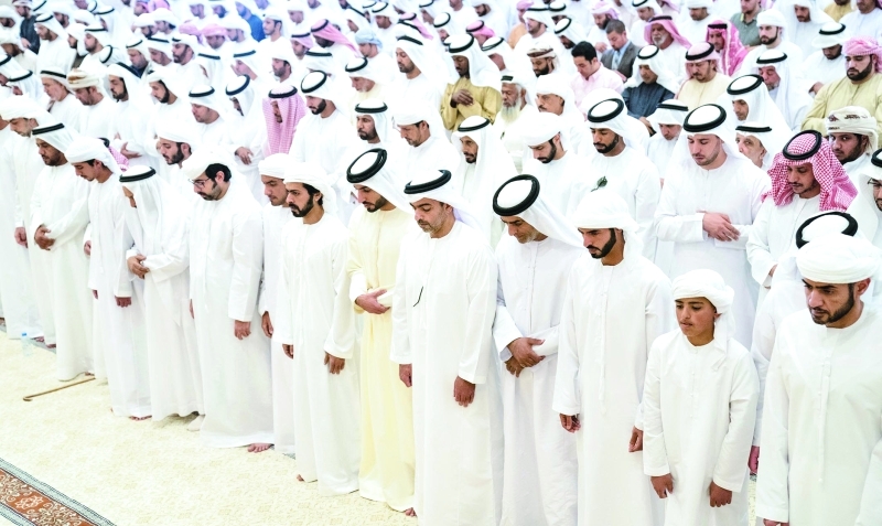 "حامد بن زايد وراشد بن حميد وخليفة بن طحنون والشيوخ خلال أداء صلاة الجنازة"