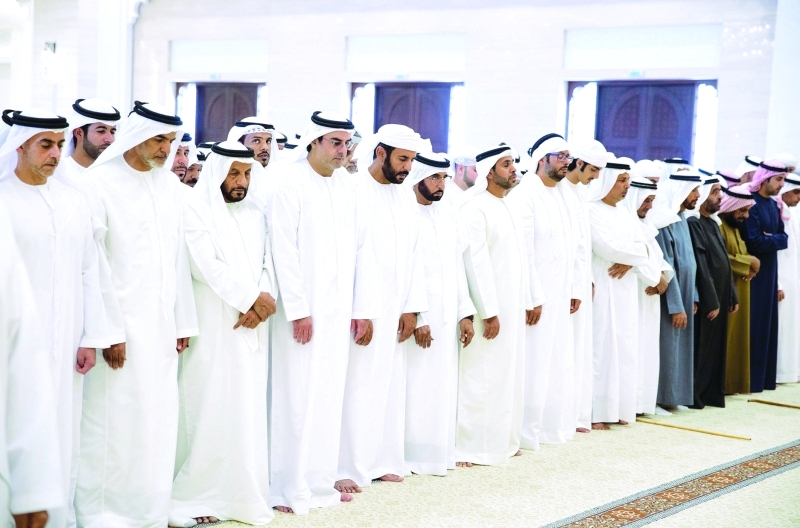 "سيف بن زايد ومحمد بن خليفة آل نهيان وخليفة بن سيف بن محمد"