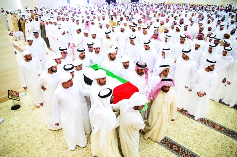 "مكتوم وأحمد بن محمد بن راشد وسرور وسعيد بن محمد ونهيان بن مبارك والشيوخ خلال تشييع الجنازة"