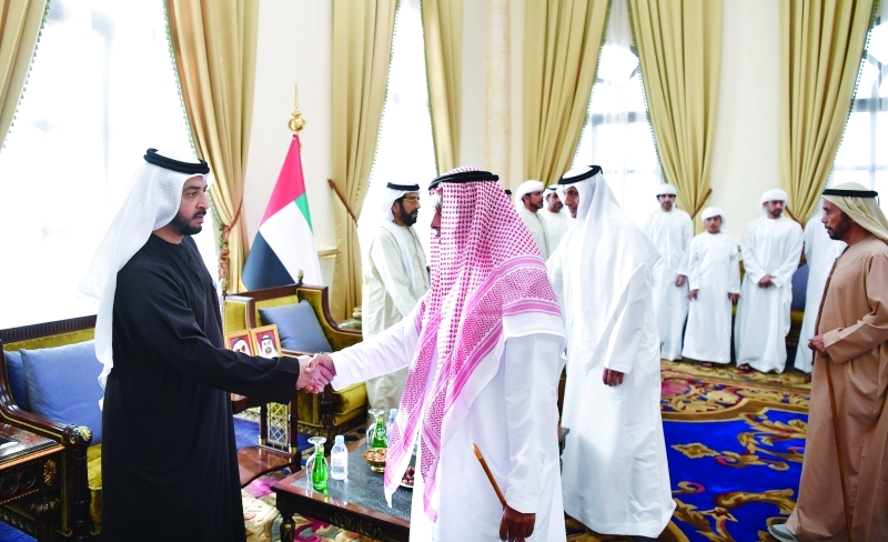 "حمدان بن زايد وطحنون بن محمد يتقبلان التعازي من جموع المواطنين"