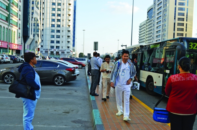 "ارتداء الزي الطبي خارج المنشآت الطبية يزيد من فرص انتشار الميكروبات والفيروسات المسببة للأمراض | تصوير: مجدي إسكندر"