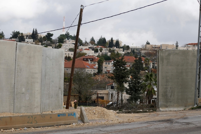 إسرائيل تأسر عائلة فلسطينية في منزلها
