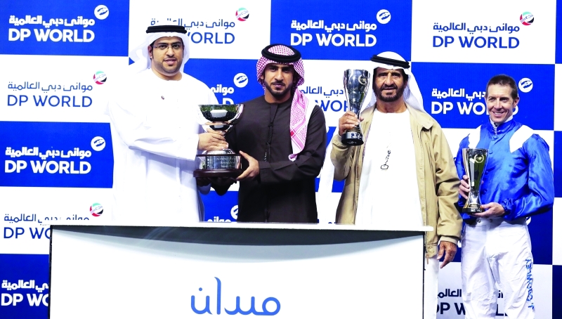 "السبوسي والرايحي والفارس كراولي خلال تسلمهم جائزة الشوط الأول | البيان"