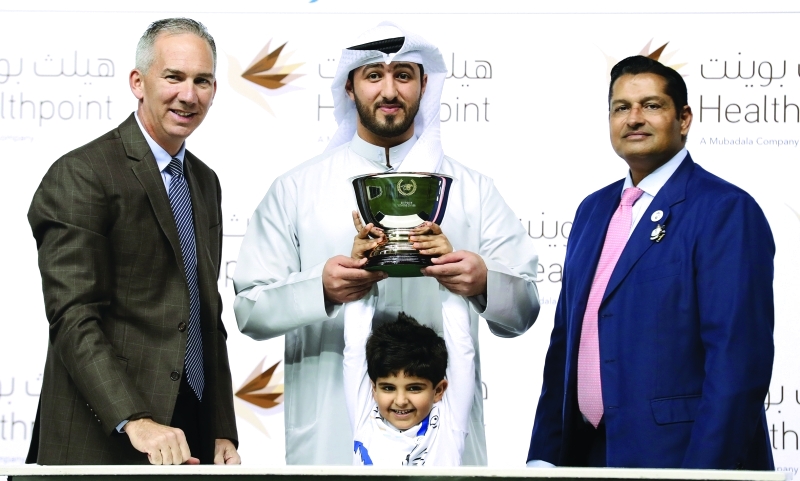 "مروان عبد الرحمن والمدرب ساتيش عقب تسلمهما الكأس من الدكتور جوسي لوبيز | البيان"