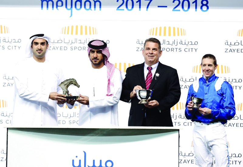 "سالم السبوسي والمدرب واتسون والفارس جيم كراولي عقب تسلمهم الجائزة من سيف المحيربي | البيان"