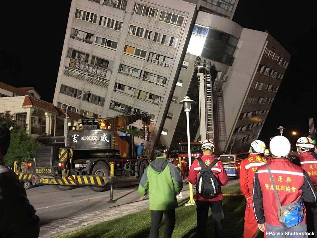 بالفيديو.. انهيار فندق وانشقاق الأرض جراء زلزال في تايوان