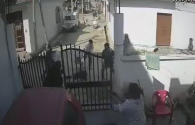 هندية تواجه عصابة بمفردها وتنقذ زوجها من الموت