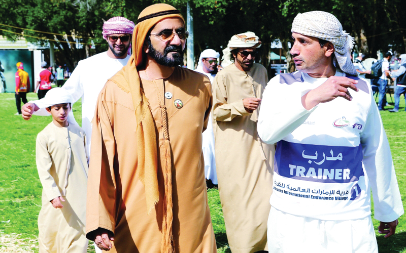 "محمد بن راشد يتابع سير السباق مع المدرب اسماعيل محمد بحضور سلطان السبوسي | تصوير: محمد هشام"