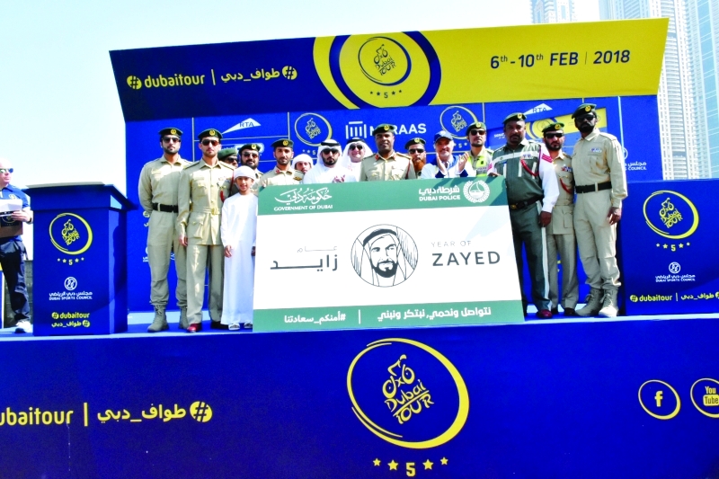 "شرطة دبي على المنصة رافعة لافتة «عام زايد» | البيان"