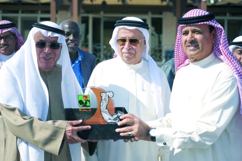 "إسماعيل القرقاوي مكرماً عيسى بن راشد بحضور أحمد أبو حسين | البيان"