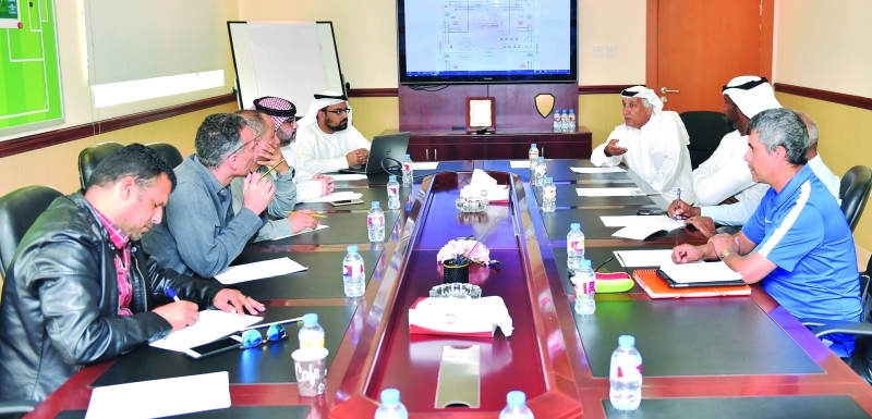 "جانب من اجتماع الاتحاد والمدربين | البيان"