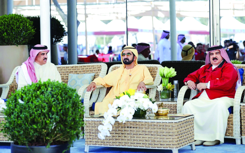 "محمد بن راشد وحمد بن عيسى خلال متابعة فعاليات السباق"