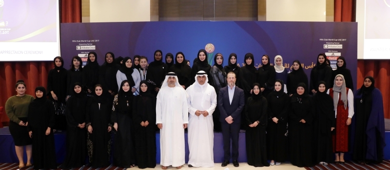 "محمد خلفان الرميثي وعارف العواني يتوسطان المتطوعين | البيان"