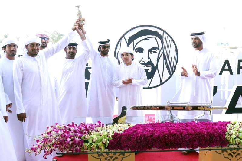 سيف ولي عهد دبي لـ «راهية» والخنجر إلى «مياس»