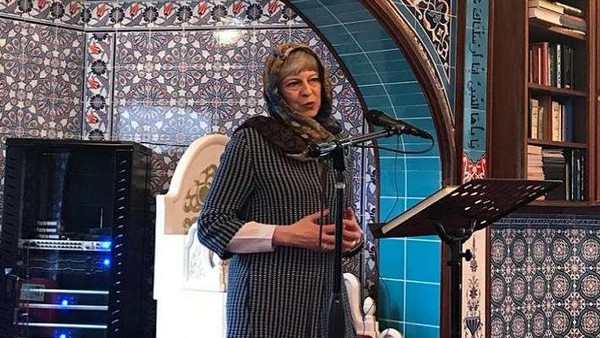 "تيريزا ماي" تتحجّب في فعالية "زر مسجدي"