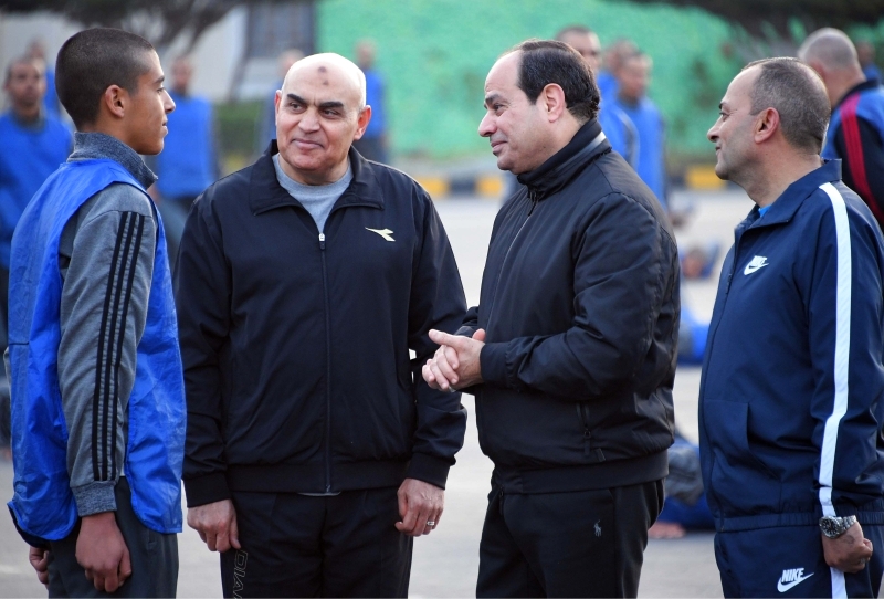 "Ⅶ السيسي يتحدث إلى أحد المتدربين | أ.ف.ب"